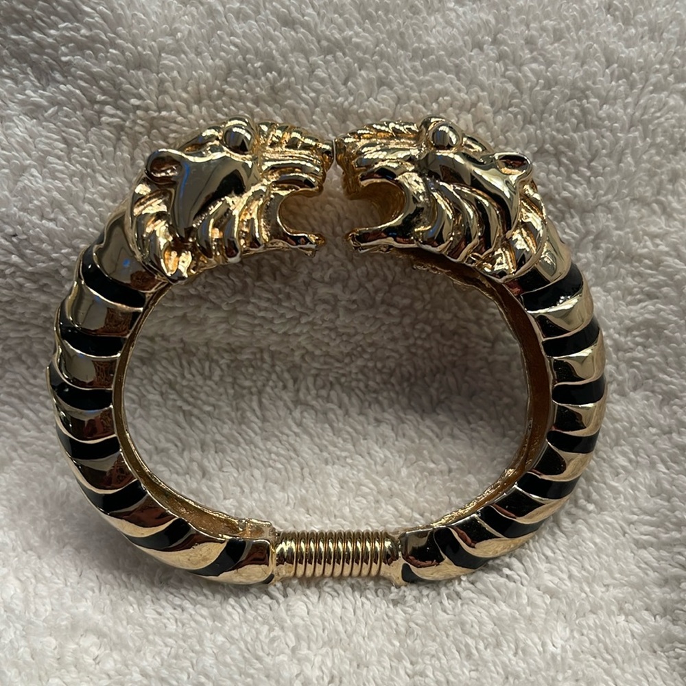 Animal wrist clasp gold and black spring open/close Bracelet. Vintage.